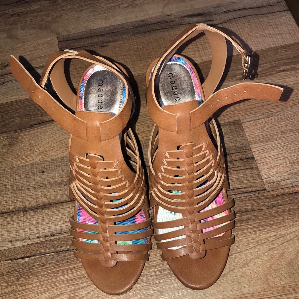 Tan open wedges
